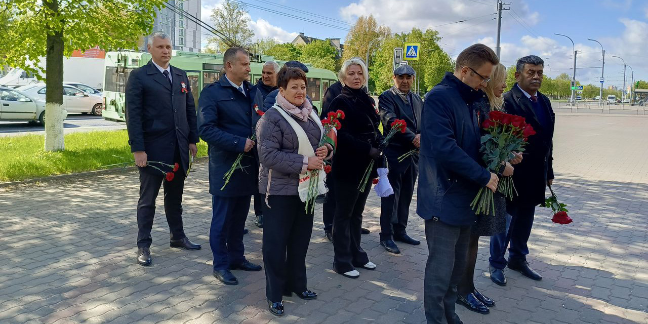 Церемония возложения цветов к памятнику Герою Советского Союза Аслану Фархад-оглы Везирову