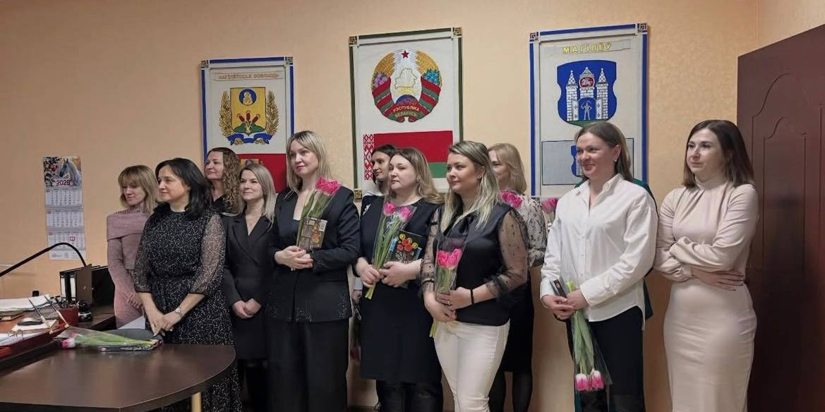 Сегодня наши мужчины поздравили женскую половину коллектива с наступающим праздником 