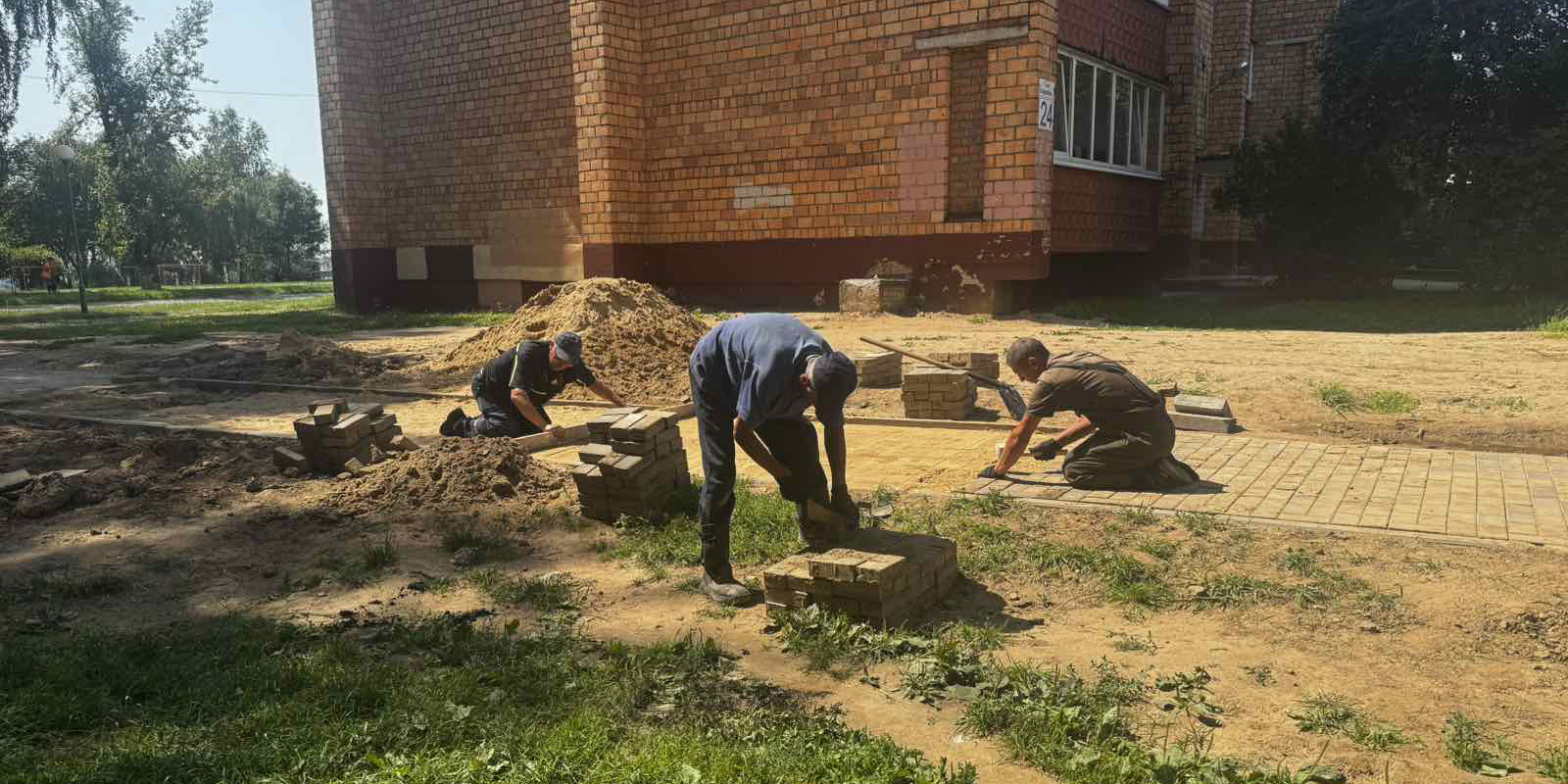 Движемся к комфорту: ровные дороги и аккуратные тротуары в наших дворах!
